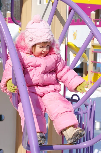 Bebê ter um bom tempo na atração no parque — Fotografia de Stock