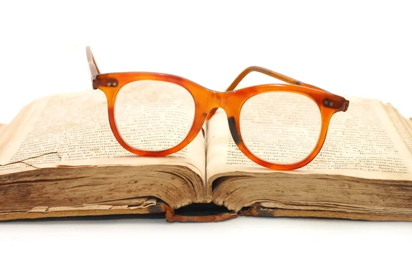 Stare książki i okulary na to — Zdjęcie stockowe