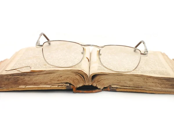 Glasögon över öppen bok — Stockfoto