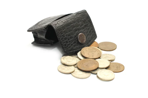 Старый кожаный кошелек и монеты изолированы на белом — стоковое фото