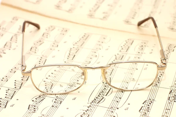 シート音楽でのメガネの写真をクローズ アップ — ストック写真