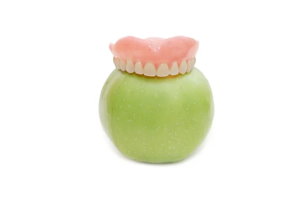 Prótesis dentales con manzana verde — Foto de Stock