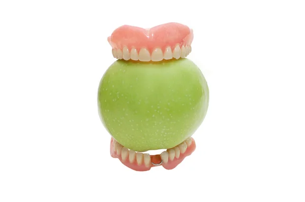 Prótesis dentales con manzana verde — Foto de Stock