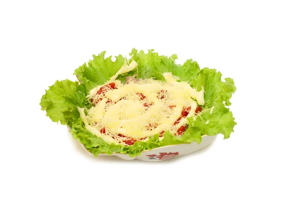 Salat besteht aus Tomaten, gemahlenem Käse — Stockfoto