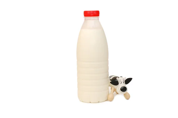 Láhev mléka a hračka kráva — Stock fotografie