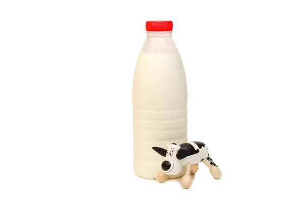 ミルクおよびおもちゃの牛の瓶 — ストック写真