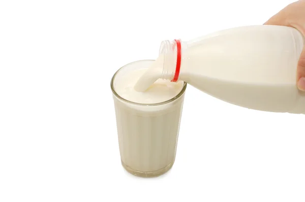 Hand met melk fles en glas — Stockfoto