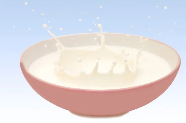 Молоко плещется в тарелке на голубом — стоковое фото