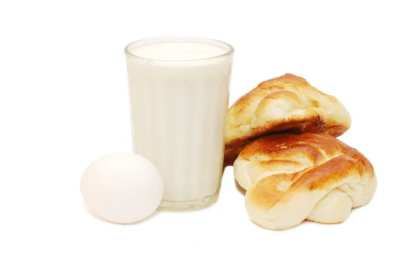 Gezond ontbijt - melk, eieren, roll — Stockfoto