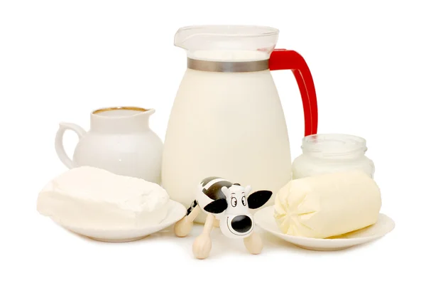 Набор молочных продуктов и игрушечная корова — стоковое фото