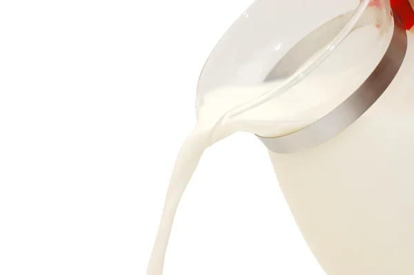 Vylévání mléka ze džbánu — Stock fotografie