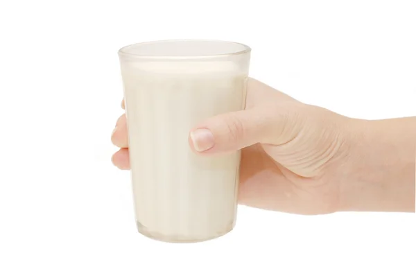 Verre à lait dans une main féminine — Photo