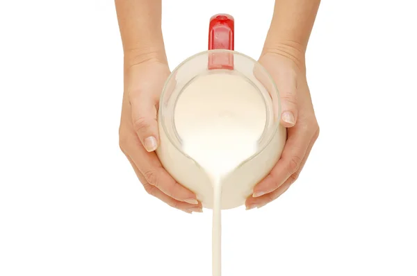 Verter la leche de una jarra — Foto de Stock