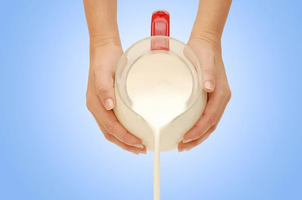 Verter la leche de una jarra — Foto de Stock
