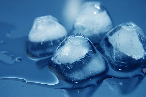 Su yansıması üzerine eritilmiş renkli buz küpleri — Stok fotoğraf