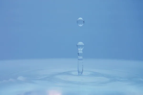 Sauberes Wasser und Wasserblasen in blau — Stockfoto