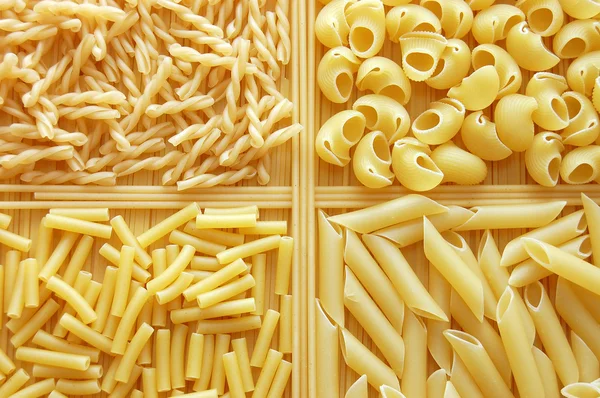 Cuatro tipos diferentes de pasta italiana. Comida de vuelta — Foto de Stock
