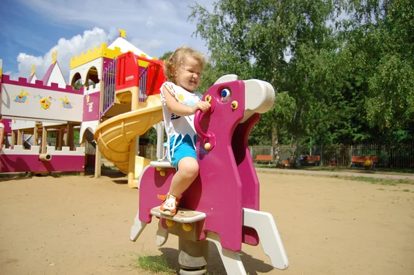 Маленькая девочка играет в аттракционы — стоковое фото