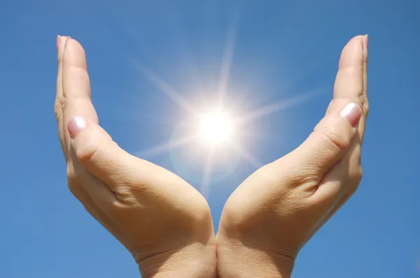 Mains féminines touchant le Soleil — Photo