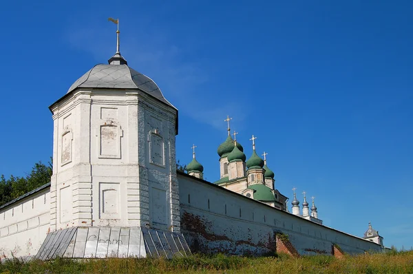 十四世纪修道院在佩，俄罗斯独 — 图库照片