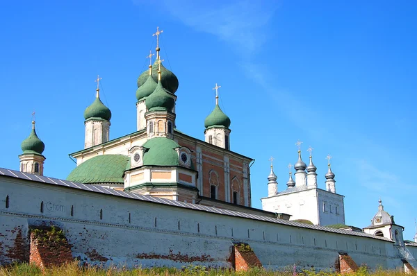 Veertiende eeuws klooster in pereslavl, russi — Stockfoto