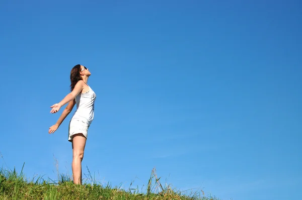 Kvinna känsla frihet omgiven av sommar färg — Stockfoto