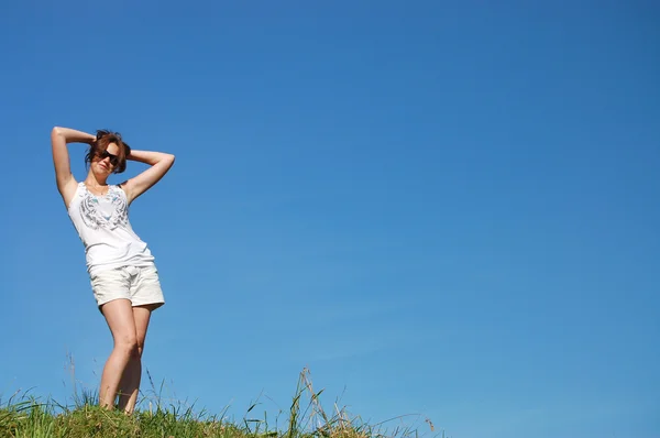 Красива молода жінка на полі влітку — стокове фото