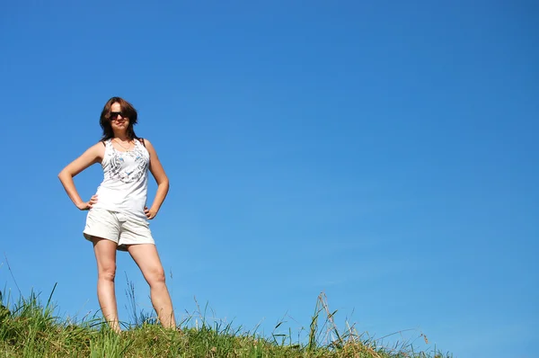 높은 푸른 잔디에서 젊은 여자. — 스톡 사진
