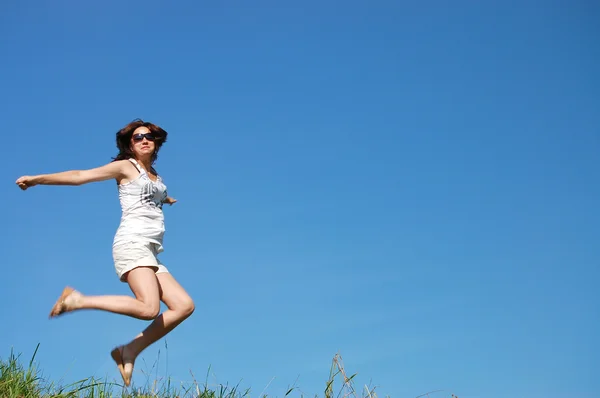 Chica saltando contra el hermoso cielo — Foto de Stock