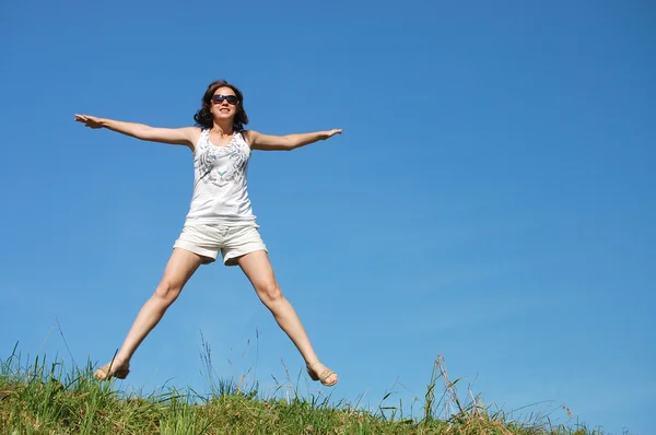 Menina pulando contra o belo céu — Fotografia de Stock