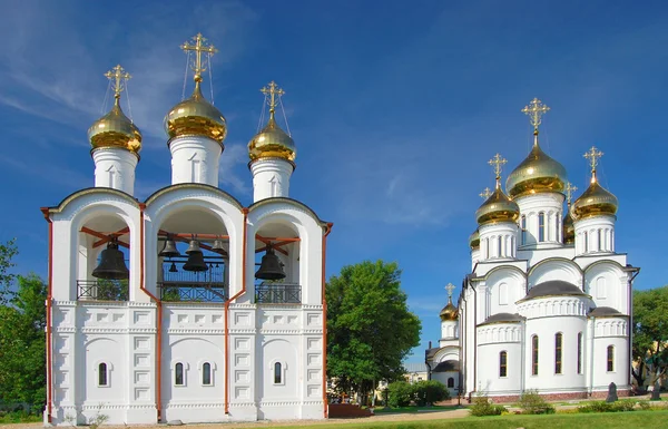 尼修道院在佩，俄罗斯，yarosla — 图库照片