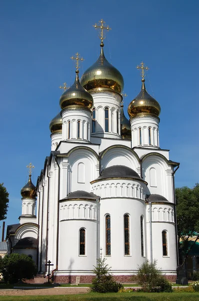 Rysk-ortodoxa kyrkan med guld kupoler — Stockfoto
