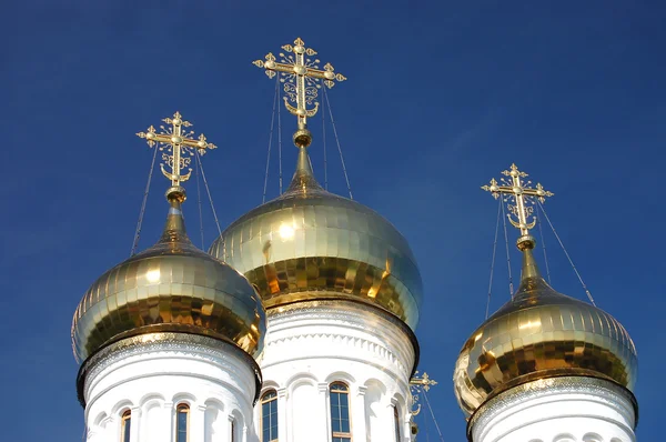 Igreja ortodoxa com cúpulas douradas — Fotografia de Stock