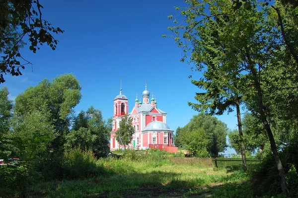 Ryska naturen mot gamla kyrkan — Stockfoto