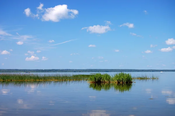 Lindo lago em Pereslavl, Rússia — Fotografia de Stock