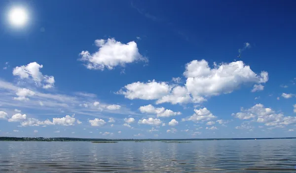 Nube y cielo sobre el agua, lago Plesheevo — Foto de Stock