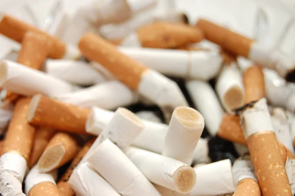 Hamutartó tele cigarettacsikkekkel — Stock Fotó