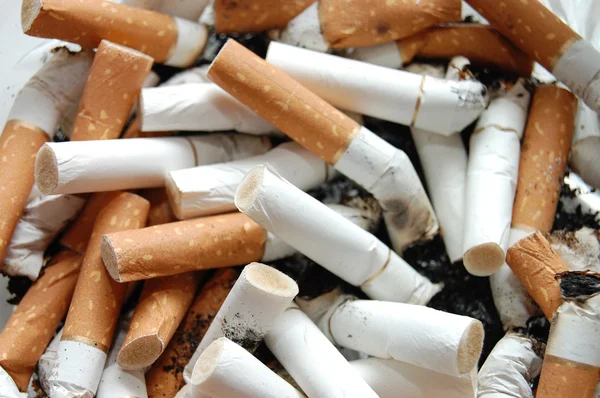Aschenbecher voller Zigarettenkippen — Stockfoto
