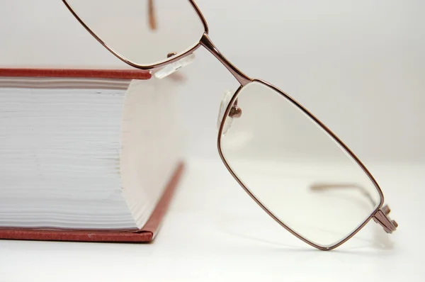 Okulary na książki zamknięte — Zdjęcie stockowe