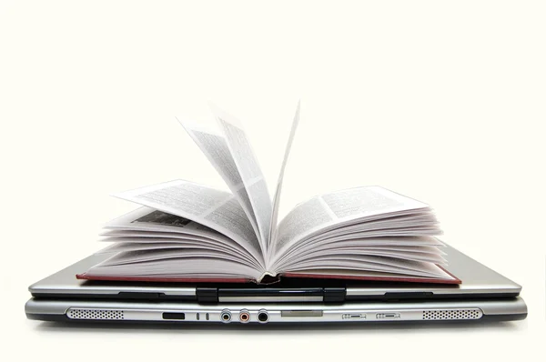 Otwarta Księga na laptopa — Zdjęcie stockowe