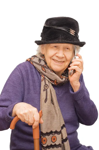 Бабушка разговаривает с мобильным телефоном — стоковое фото