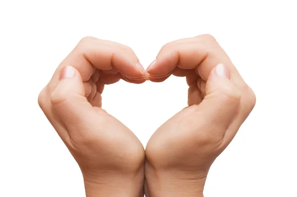 Eller üzerinde beyaz bir kalp oluşturan — Stok fotoğraf