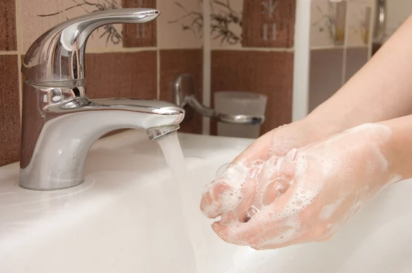 Vrouw wassen hand onder het uitvoeren — Stockfoto