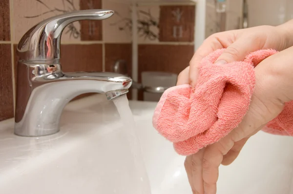 Žena mytí rukou pod tekoucí — Stock fotografie