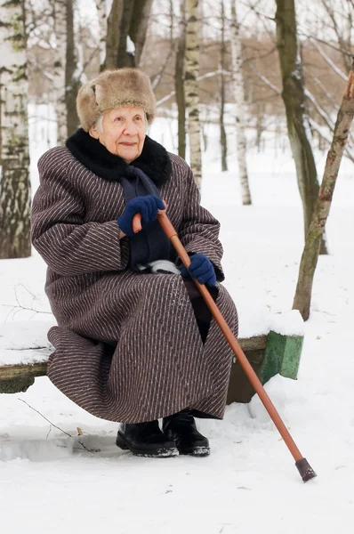 Portret staruszki w zimie — Zdjęcie stockowe