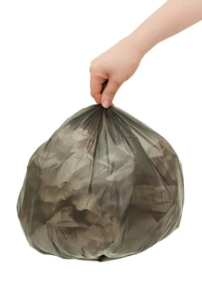 Черный мешок для мусора в женской руке — стоковое фото