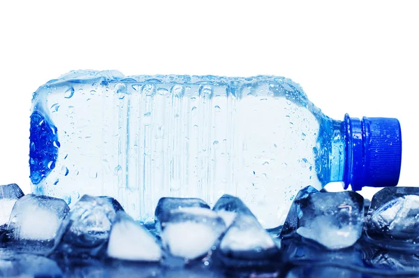 Бутылка холодной минеральной воды с кубиками льда — стоковое фото