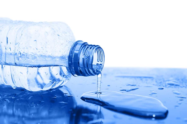 El agua fluye de una botella — Foto de Stock