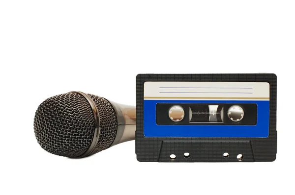 Аудиокассета и микрофон — стоковое фото