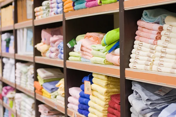 Prateleira com toalhas em um supermercado — Fotografia de Stock
